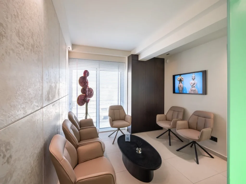 Χώρος αναμονής της οδοντιατρικής κλινικής Aegean Smile